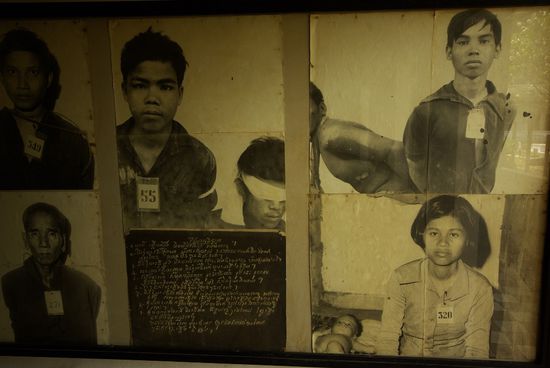 Bilder von einigen Opfern, die im S21 gefoltert und umgekommen sind, Täglich waren bis zu 1500 Personen im S21 inhaftiert, teils in winzig kleinen Zellen gefangen gehalten, oder auch in den Klassenzimmern aneinandergefesselt.
Von diesen Bildern sind Tausende im S21 ausgestellt.