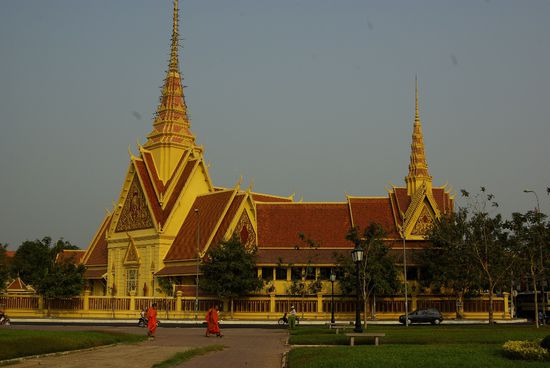Der Königspalast, Ich musste etwas warten, bis die Mönche aus dem nahen Wat Ounalom in Stellung waren