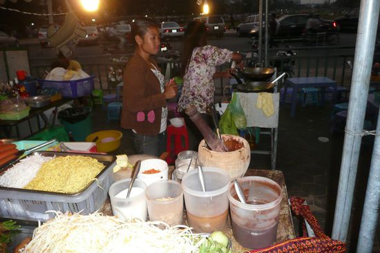 An dieser Garküche gab es für uns gebratene Nudeln mit Gemüse und Kräutern
(Vegetables)