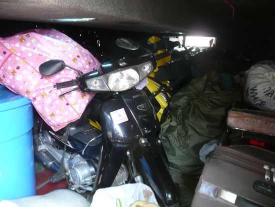 Der Gepackraum, die grünen Säcke sind unsere Rucksäcke. Sch(m)utzhülle ist hier wirklich ein Muss.