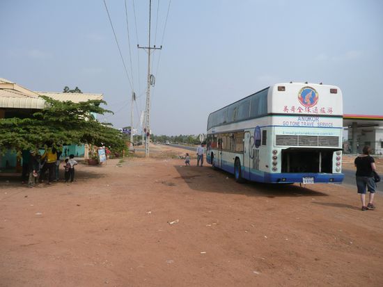 Rastplatz mitten im Nirgendwo und unser Bus, der mit offener Motorhaube fuhr.