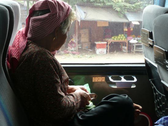 Unsrer Oma beim Zubereiten Ihres Beruhigungscocktails