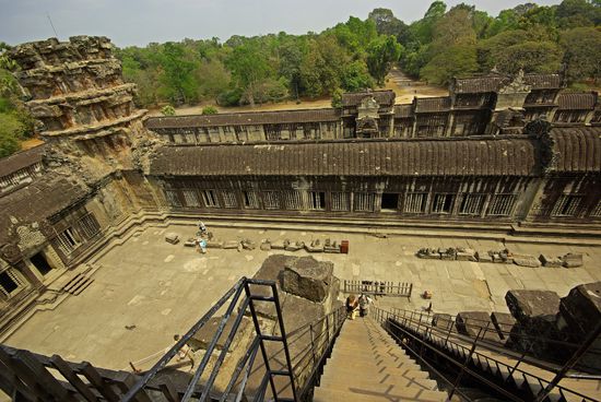 ... und auf Angkor Wat fühlt man sich schon teilweise wie ein Entdecker oder Indiana Jones, besonderst , wenn man die Fledermäuse schon hört und vor allem riecht.
