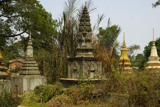 Der Friedhof von Wat Bo, fast wie ein kleines Angkor Wat, nur ganz ohne Touris