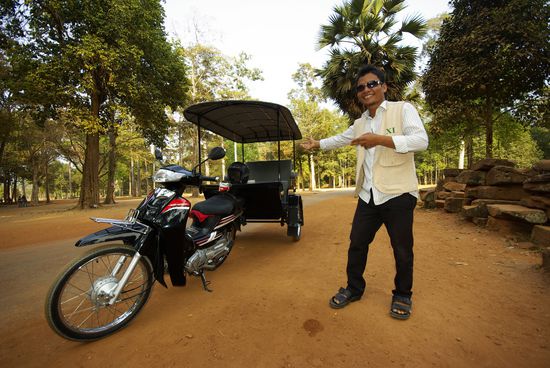 und sein schwarz glänzendes TukTuk