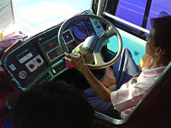 Unser Sonnenschein von Busfahrer. Der Tacho ging nicht, aber dafür die Warnleuchten