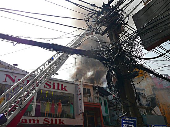 The roof is on fire. Ob das Jahr des Hasen für diese Famile mehr glück bringt, kann man nur hoffen. 
Leider haben wir dann am Abend erfahren, dass der Sohn der Familie bei dem Brand verstorben ist, Nun sammelt die Familie Geld für den Wideraufbau, da haben wir natürlich auch gegeben.