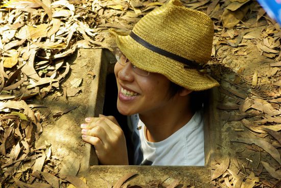 Ein Fuchsloch. Darin versteckten sich die Vietkong, um dann aus dem Hinterhalt den Feind anzugreifen. Geschlossen wurde es mit einer Hopzplatte, daruf wurde Lauf und Erde geworden, und so sicher getarnt.