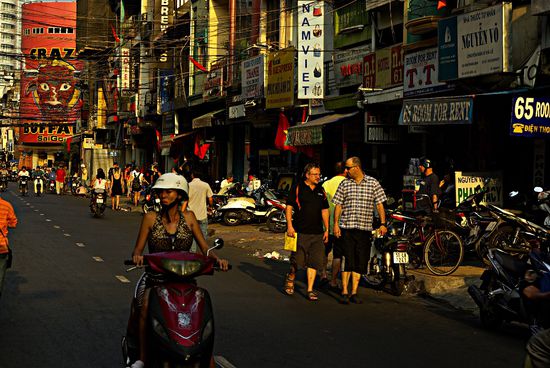 Das Backpackerviertel von Saigon,  links das 4 - Stöckige  Crazy Buffalo, eine Bar, die 24 Stunden jeden Tag auf hat und in der wir auch Tet gefeiert haben.