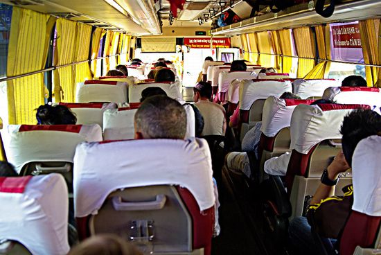 Unser Bus von unseren Sitzen aus: Letzte Reihe