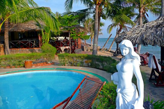 Hier seht Ihr unsere Liegestühle ( einer mit weissen Handtuch). Direkt am Meer, nur durch die etwas 2,5m hohe Kaimauer getrennt.