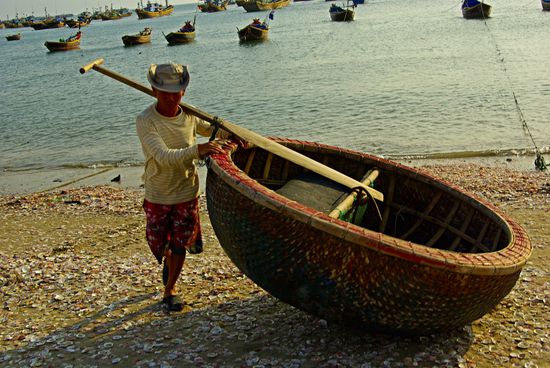 Typisches kleines Fischerboot in Mui Ne, er wollte mich ja ein wenig rumfahren damit, aber da wäre sicher kein Auge trocken geblieben, ganz zu schweigen, von Kamera, Geld etc.