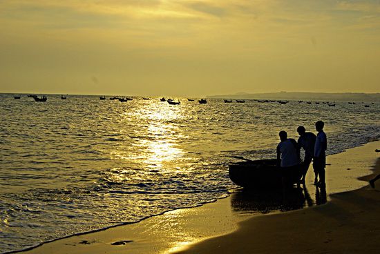 Fischer kurz vor der Auslaufen in Mui Ne, manche fahren in den runden Dinger nur zu den größeren Booten, die man im Hintergrund sieht