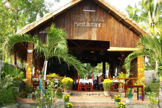 Frontansicht vom Restauran, die Zimmer sind hinten.