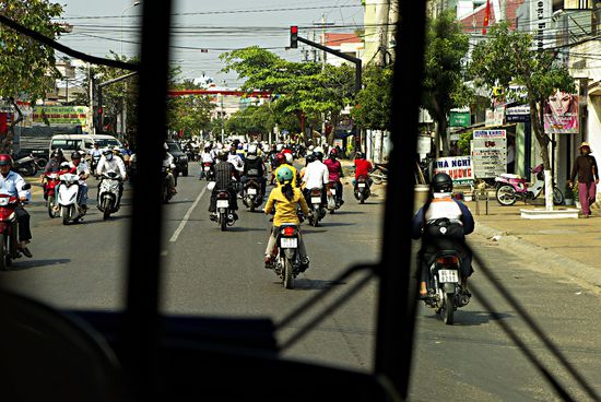 Der ganz normale Provinzverkehr in Vietnam..in einem Kaff irgendwo zwischen Mui Ne und Ho Chi Minh Stadt