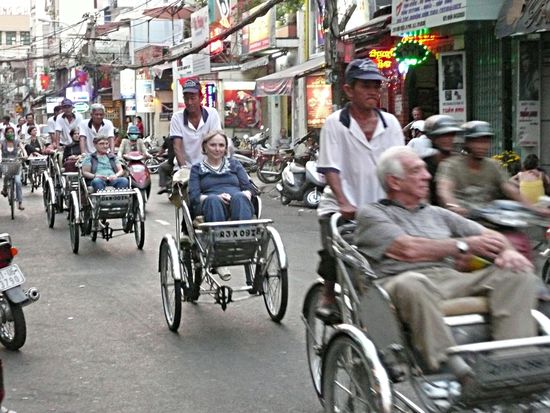 Cyclo - Armada eines Reiseveranstalters oder Hotels durch das Backpackerviertel