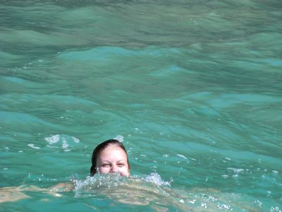 Fröhlich hüpften wir ins Wasser und schwammen vom Boot zum Strand der Cathedral Cove.