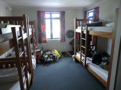 Unser Zimmer in der Rainbow Lodge (Julia ist hinten links)