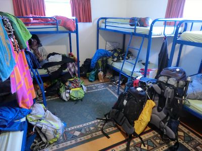 Auf dem Foto sieht unser Zimmer sogar ganz nett aus. Aber immerhin hatte das Hostel einen gemütlichen Aufenthaltsraum und einen offenen grünen Innenhof.