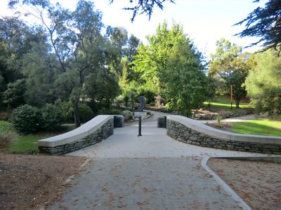 Der Eingang vom Park