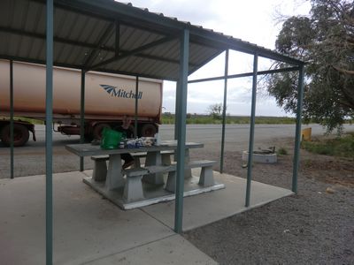 Yeah Frühstück mit Ausblick auf einen schmutzigen Roadtrain..ein Traum...hahaha ! Aber immerhin hatten wir einen Tisch, denn es ging auch anders...