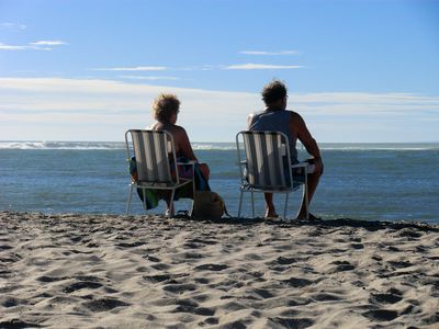 Dieses Pärchen saß Nachmittags einfach gemütlich am Strand ! ..für Stunden..