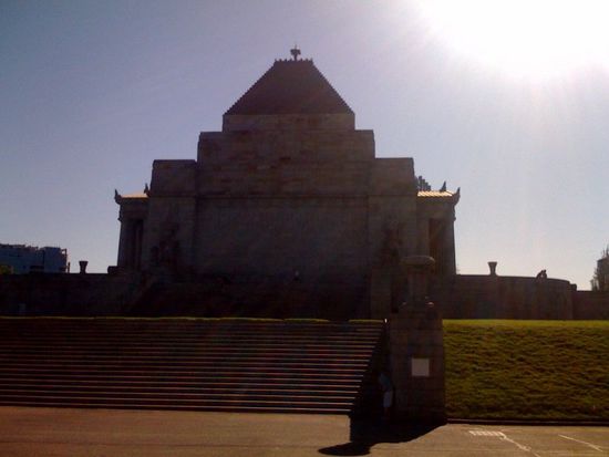 Direkt neben dem Garten ist das "Melbourne War Memorial"