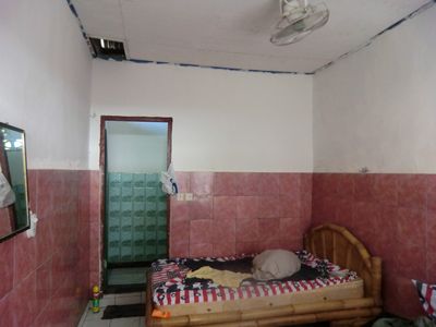 Das schöne Bett mit Blick auf die spannende Dachlucke (das geschulte Auge sieht auch sofort meinen treusten Begleiter: das Insektenvernichtungsspray)
