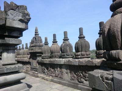 Gewisse Ähnlichkeiten zu Borobudur sind zu erkennen, oder ?