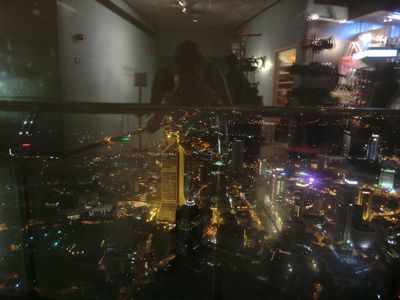 Super Idee die Geschäfte innen so hell zu beleuten, dass man gleich in den Tower rein und gleichzeitig aus dem Tower raus fotografiern kann !!