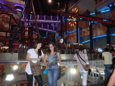 Hier mit Natalie im Times Square Shopping Center mit eigenem Freizeitpark..