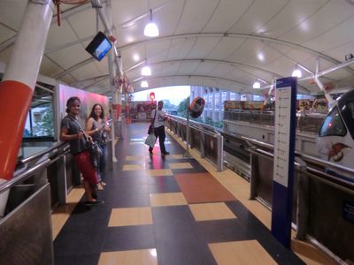 Mit der praktischen Monorail ging es dann zurück zum Hostel (hier links auf dem Foto Louis und Natalie)