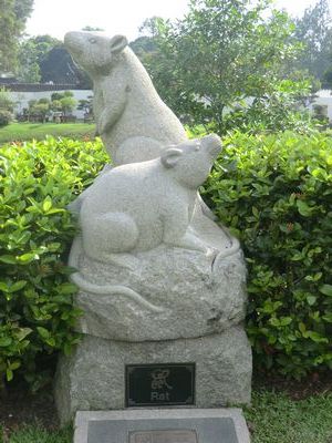 Im Tier-Kreis-Sternzeichen-Garten..1984 das Jahr der Ratte, na herzlichen Dank !