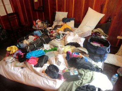 Natalie und Nina packen ihre Sachen