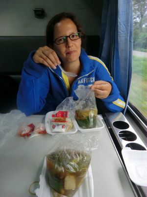 Natalie und ich mit SUPPE im Zug (Ni: was ist das denn ??, Na: gebratene Nudeln ! Ni: die Nudeln sehen komisch aus..erinnert mich irgendwie an Suppe ?! Na: Habe einfach mal auf die Karte gezeigt, ich war mir sicher, dass es Nudeln oder Reis sein müsste... Ni: Frag dann bitte das nächste Mal auch nach einem Strohhalm !!)