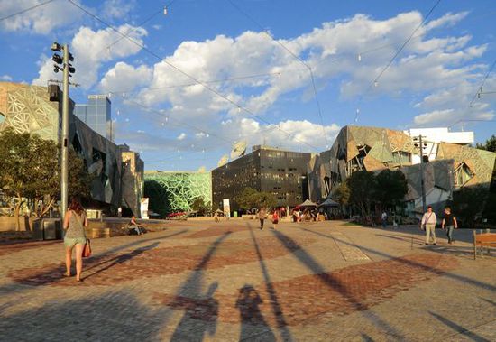 Federation square (man beachte die Schatten unten)