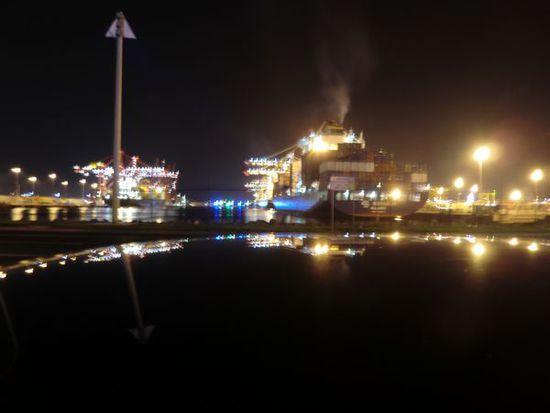 Für meine lieben Kollegen, ja ich war auch am Containerhafen..etwas unscharf das Foto..wohl vor Aufregung