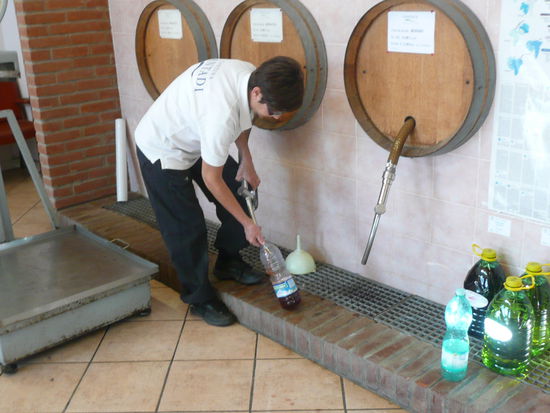 Ein nettes Bild.. Wir besuchten ein Cantina. Dort konnten wir nicht nur leckeren Wein verkosten, wir haben auch eine interessante Entdeckung gemacht. Man kauft sich keine Literflaschen Wein im Supermarkt, Nein! - man lässt sich diesen literweise abfüllen..
Wir zögerten nicht lang und holten alle leeren Wasserflaschen aus dem Auto....  