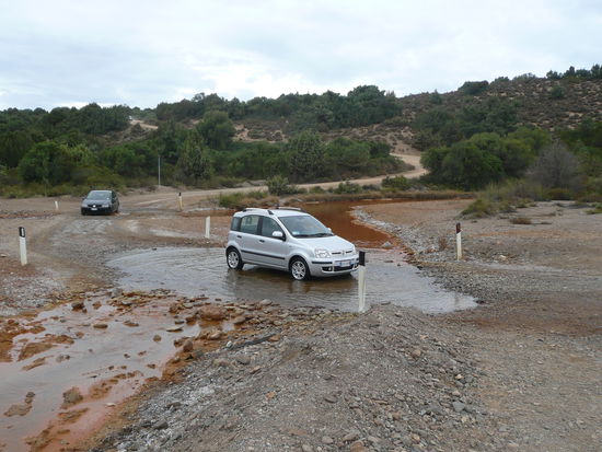 .. der Weg führt durch zwei trockende Flussläufe und die sind nur zu bestimmten Zeiten im Jahr passierbar..wir und unser Panda haben uns gut geschlagen.. Für uns hatte dies schon etwas von einem kleinen Abenteuer...