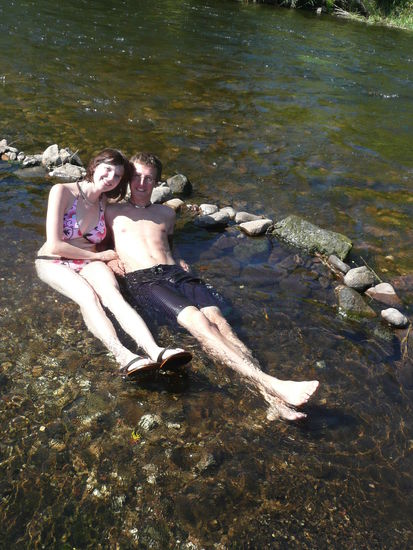 ..direkt neben den Quellen fließt ein kleiner (sehr kalter) Fluss,in den die Quellen münden. Mit ein bisschen Mut und Neugier, kann man hier spüren wie es ist wenn das heiße und das kalte Wasser sich mischen. ..an manchen Stellen war es heiß, an manchen kalt und wenn man einen angehme Position gefunden hat, hat sich durch die Stömung alles verändert...
sehr witzig..wir hatten Spass 
Auch, weil wir uns den Eintritt von 10€ in die Terme gespart haben 