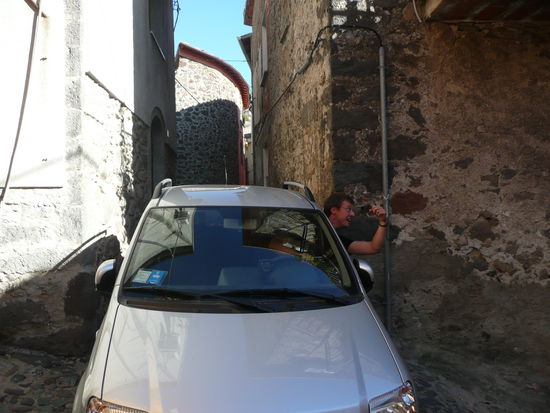 Im Reiseführer stand:"Das Bergdorf ist besonders reizvoll. Sein historischer Kern besitzt dank verwinkelter Gassen und grauer Bruchsteinhäuschen großen Charm."...
...Aber wer konnte denn ahnen, dass die Straßen so verdammt verwinkelt und ENG waren...Ein weiterer Punkt für Sardininien, dass voller Überraschungen steckt 