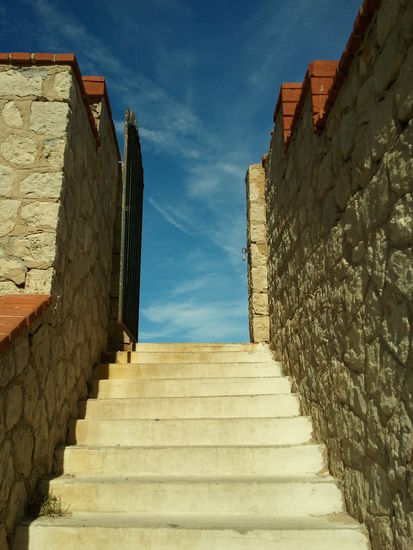 ..die Himmelspforte in Sardinien???????? 
..oder vielleicht doch der Eingang zur Grotta di Nettuno???
Der Abstieg zur Grotte lohnt sich auf jeden Fall. Wer schonmal eine Grotte besucht hat, kann sich allerdings 12 € Eintritt sparen.
