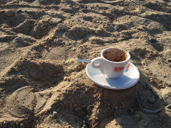 ...erstmal wieder an den Strand..Sonne genießen, Espresso schlürfen, lesen und bisschen Sonnenbrand holen...