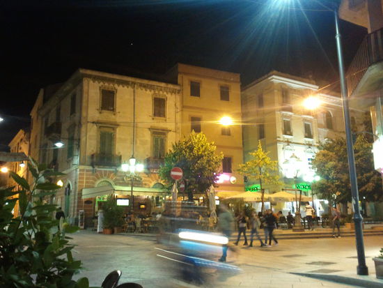 Olbia, war die schönste Stadt, wie ich finde, die wir auf Sardinien gesehen haben. Hier tobt das Leben, die ganze Stadt war voller Jugendlicher und deren Roller..sehr angenehme Athmosphäre..vielleicht lags auch am leckeren Wein, denns hier nur halbeliterweiße gab..