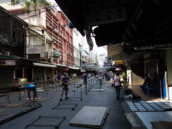 Patpong, das Rotlichtviertel von Bangkok. Hier wird gerade der Nachtmarkt aufgebaut, der jeden Abend stattfindet.