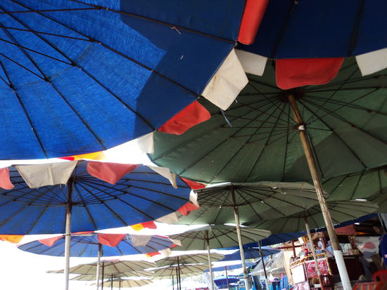 Am Strand von Hua Hin sieht man nichts als Sonnenschirme.