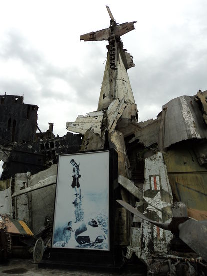 Ein abgeschossenes Flugzeug während des Vietnamkriegs.