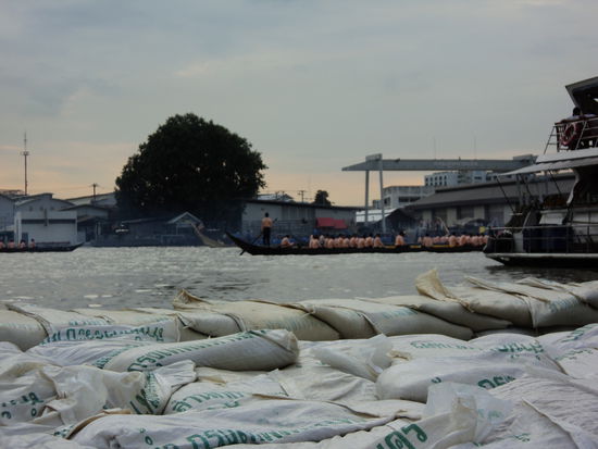 Sandsäcke um Bangkok vor dem Hochwasser zu schützen.