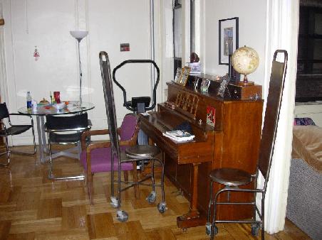Und das Wohnzimmer, mit Klavier und Heimtrainer