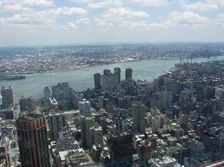 Die Aussicht entschaedigt dann allerdings alles. Hier der East River
